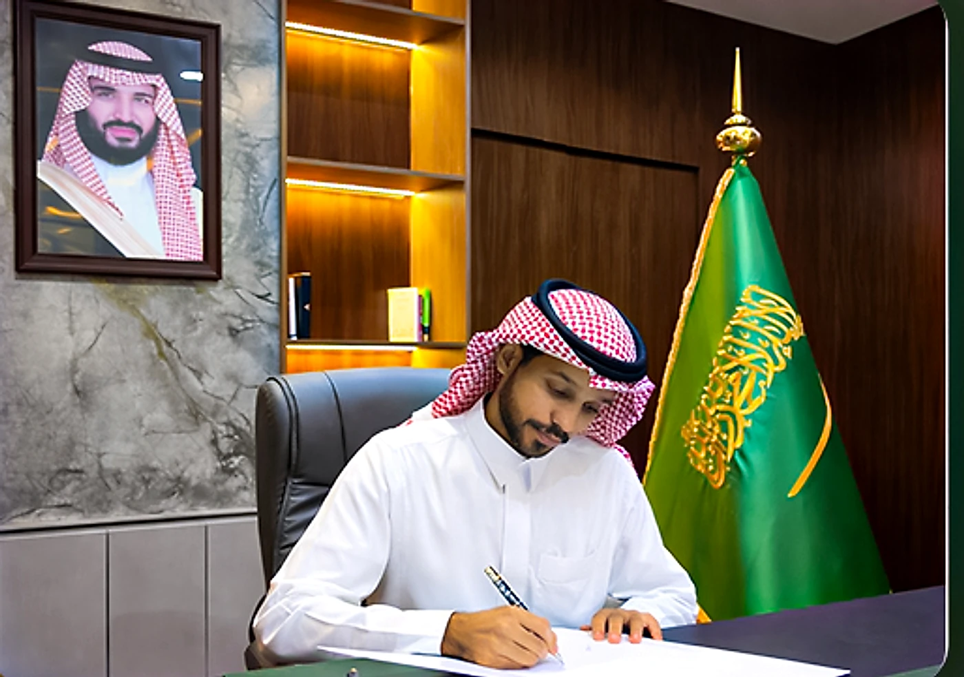 الرئيس التنفيذي لشركة العناية القانونية في مكتبه أثناء توقيع مستند