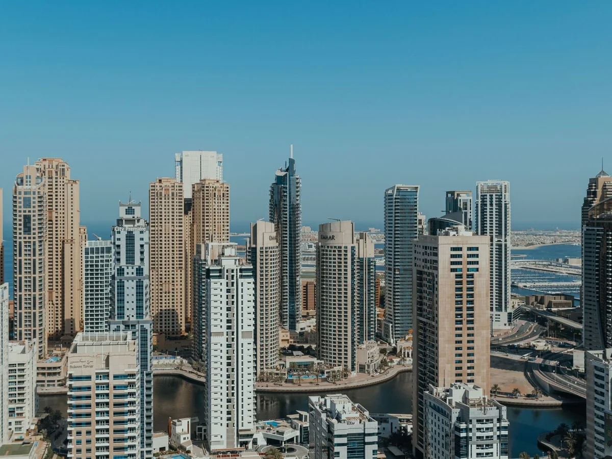 مبنى مكاتب حديث يعبّر عن مقرّ الشركة