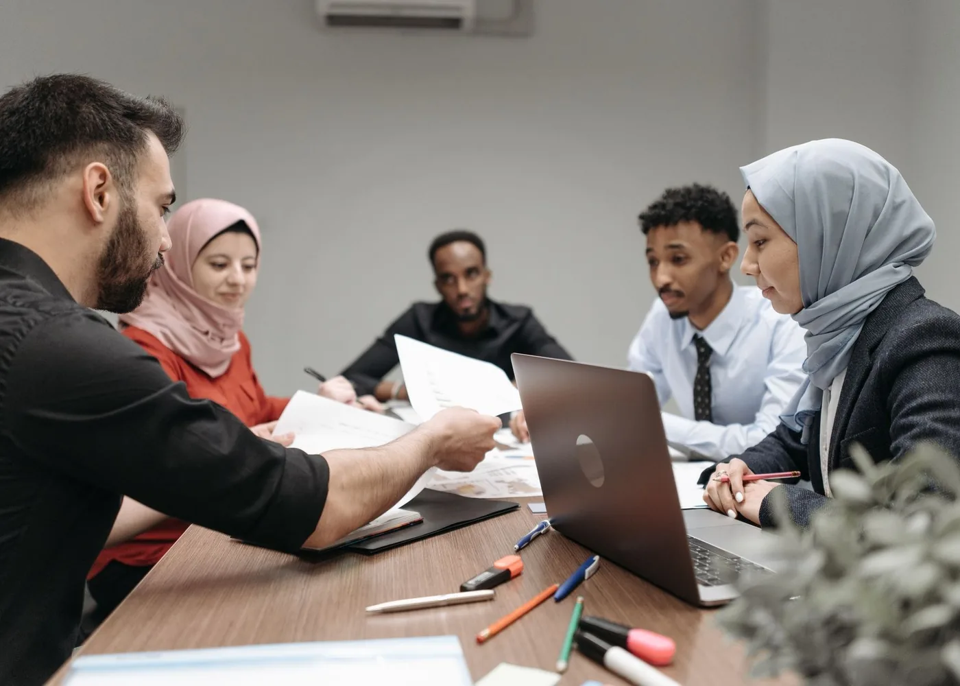 فريق عمل يراجع مستندات قانونية حول طاولة اجتماعات