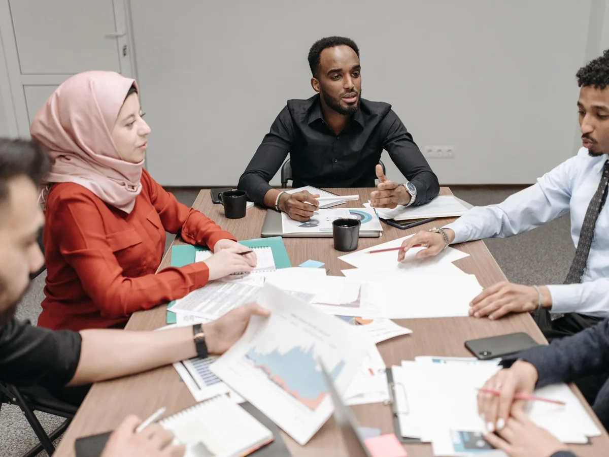 اجتماع فريق شركة لمراجعة التزاماتها النظامية